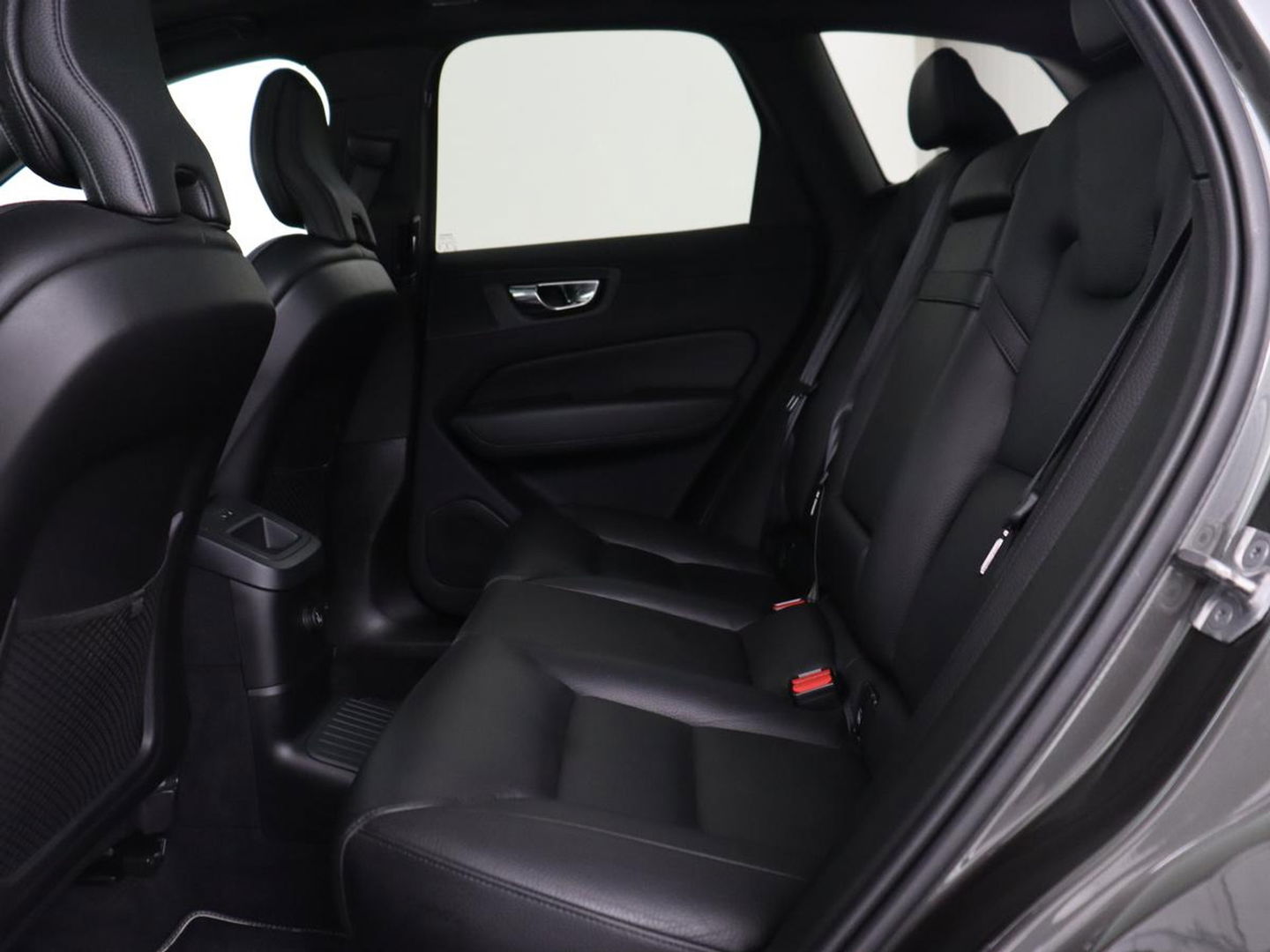 Volvo XC60 2.0 Recharge T8 AWD R-Design | Panoramadak | Head-Up | Trekhaak | 360 Camera | Leder | Stoelverwarming | Harman/Kardon | Carplay | Achterbankverwarming | Digital Cockpit | Full LED