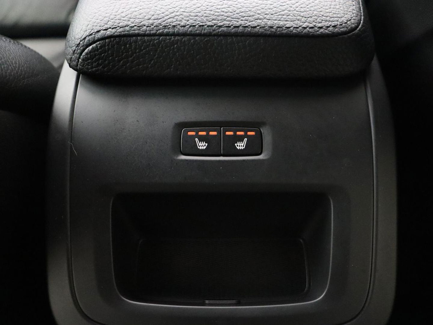 Volvo XC60 2.0 Recharge T8 AWD R-Design | Panoramadak | Head-Up | Trekhaak | 360 Camera | Leder | Stoelverwarming | Harman/Kardon | Carplay | Achterbankverwarming | Digital Cockpit | Full LED