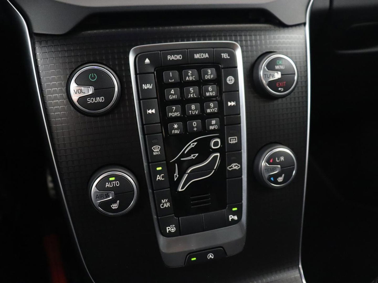 Volvo V40 2.0 T4 Business Sport | Stoelverwarming | Leder/Alcantara | Full LED | Navigatie | Climate control | Climate control | Parkeerhulp | R-Design