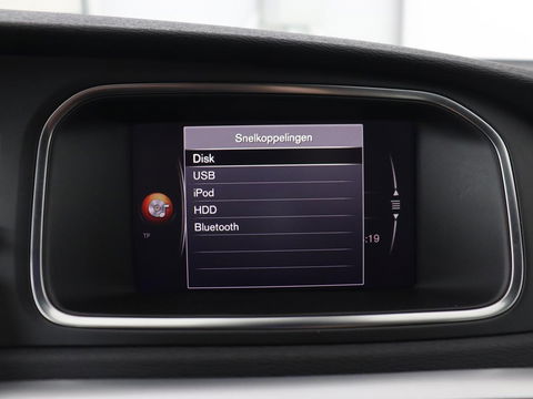 Volvo V40 2.0 T4 Business Sport | Stoelverwarming | Leder/Alcantara | Full LED | Navigatie | Climate control | Climate control | Parkeerhulp | R-Design