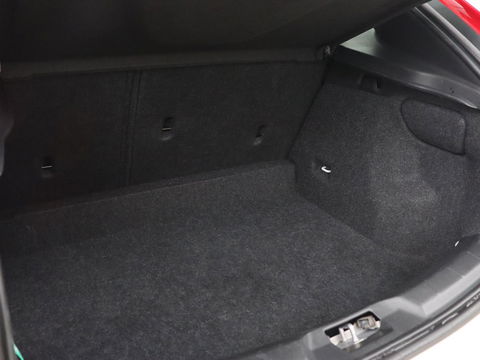 Volvo V40 2.0 T4 Business Sport | Stoelverwarming | Leder/Alcantara | Full LED | Navigatie | Climate control | Climate control | Parkeerhulp | R-Design