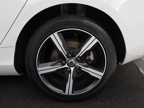 Volvo V40 2.0 T4 Business Sport | Stoelverwarming | Leder/Alcantara | Full LED | Navigatie | Climate control | Climate control | Parkeerhulp | R-Design