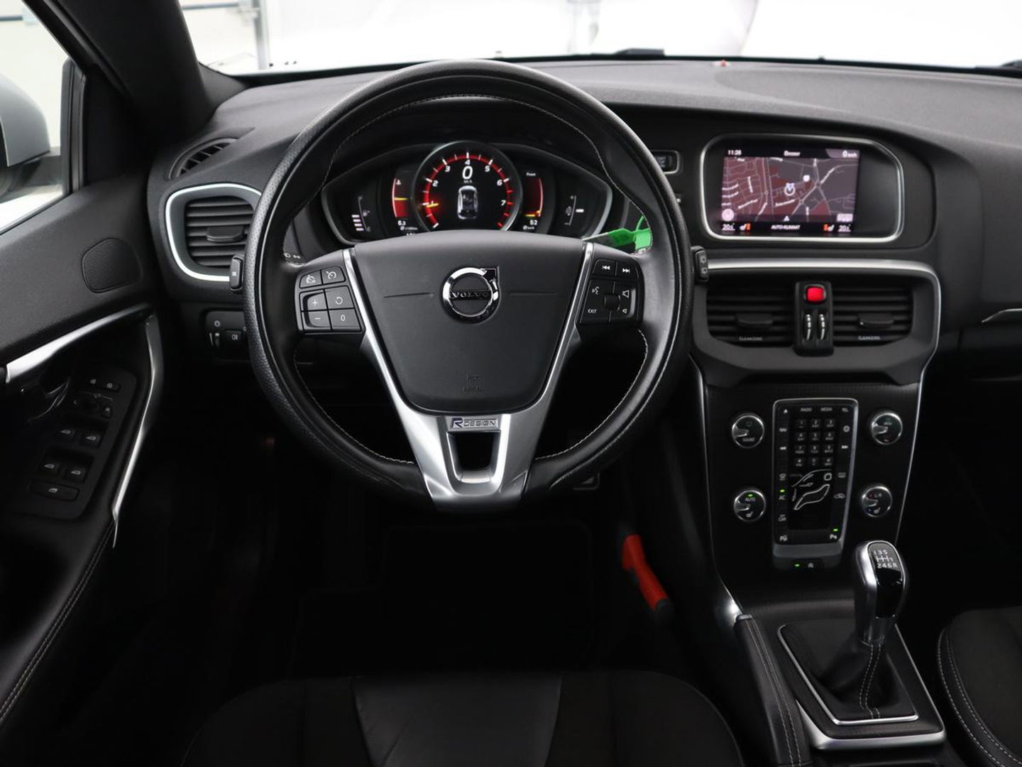 Volvo V40 2.0 T4 Business Sport | Stoelverwarming | Leder/Alcantara | Full LED | Navigatie | Climate control | Climate control | Parkeerhulp | R-Design