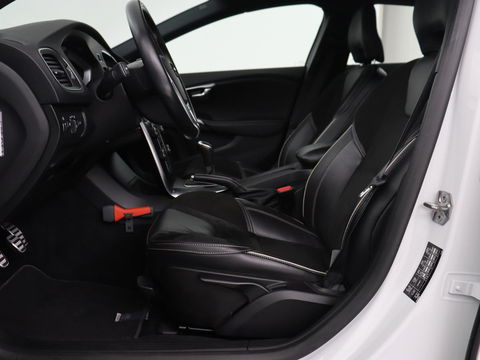 Volvo V40 2.0 T4 Business Sport | Stoelverwarming | Leder/Alcantara | Full LED | Navigatie | Climate control | Climate control | Parkeerhulp | R-Design