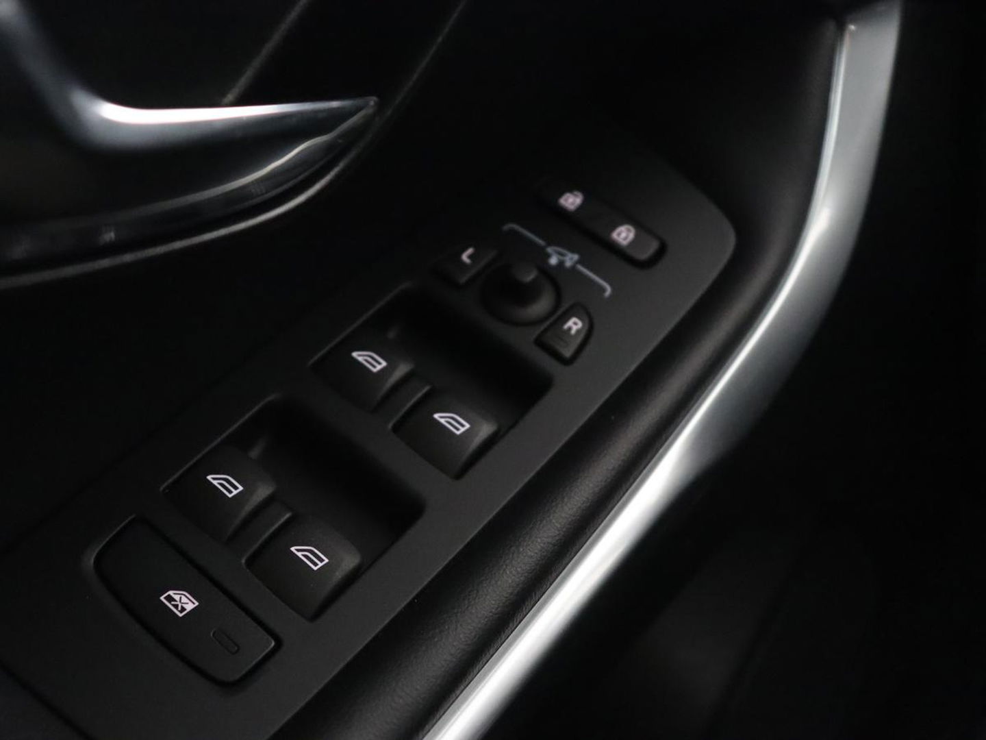 Volvo V40 2.0 T4 Business Sport | Stoelverwarming | Leder/Alcantara | Full LED | Navigatie | Climate control | Climate control | Parkeerhulp | R-Design