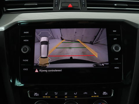 Volkswagen Passat 1.4 TSI PHEV GTE | Panoramadak | Stoelverwarming | Trekhaak | Camera | Adaptive cruise | Matrix LED | Carplay | Navigatie
