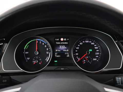 Volkswagen Passat 1.4 TSI PHEV GTE | Panoramadak | Stoelverwarming | Trekhaak | Camera | Adaptive cruise | Matrix LED | Carplay | Navigatie