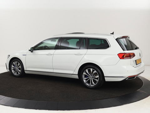 Volkswagen Passat 1.4 TSI PHEV GTE | Panoramadak | Stoelverwarming | Trekhaak | Camera | Adaptive cruise | Matrix LED | Carplay | Navigatie
