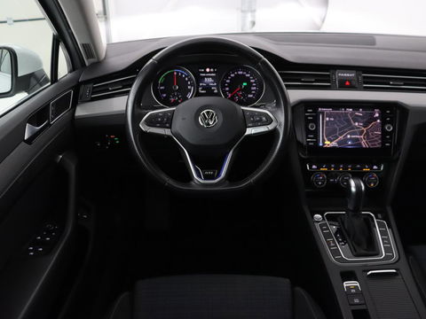 Volkswagen Passat 1.4 TSI PHEV GTE | Panoramadak | Stoelverwarming | Trekhaak | Camera | Adaptive cruise | Matrix LED | Carplay | Navigatie