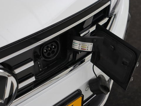 Volkswagen Passat 1.4 TSI PHEV GTE | Panoramadak | Stoelverwarming | Trekhaak | Camera | Adaptive cruise | Matrix LED | Carplay | Navigatie
