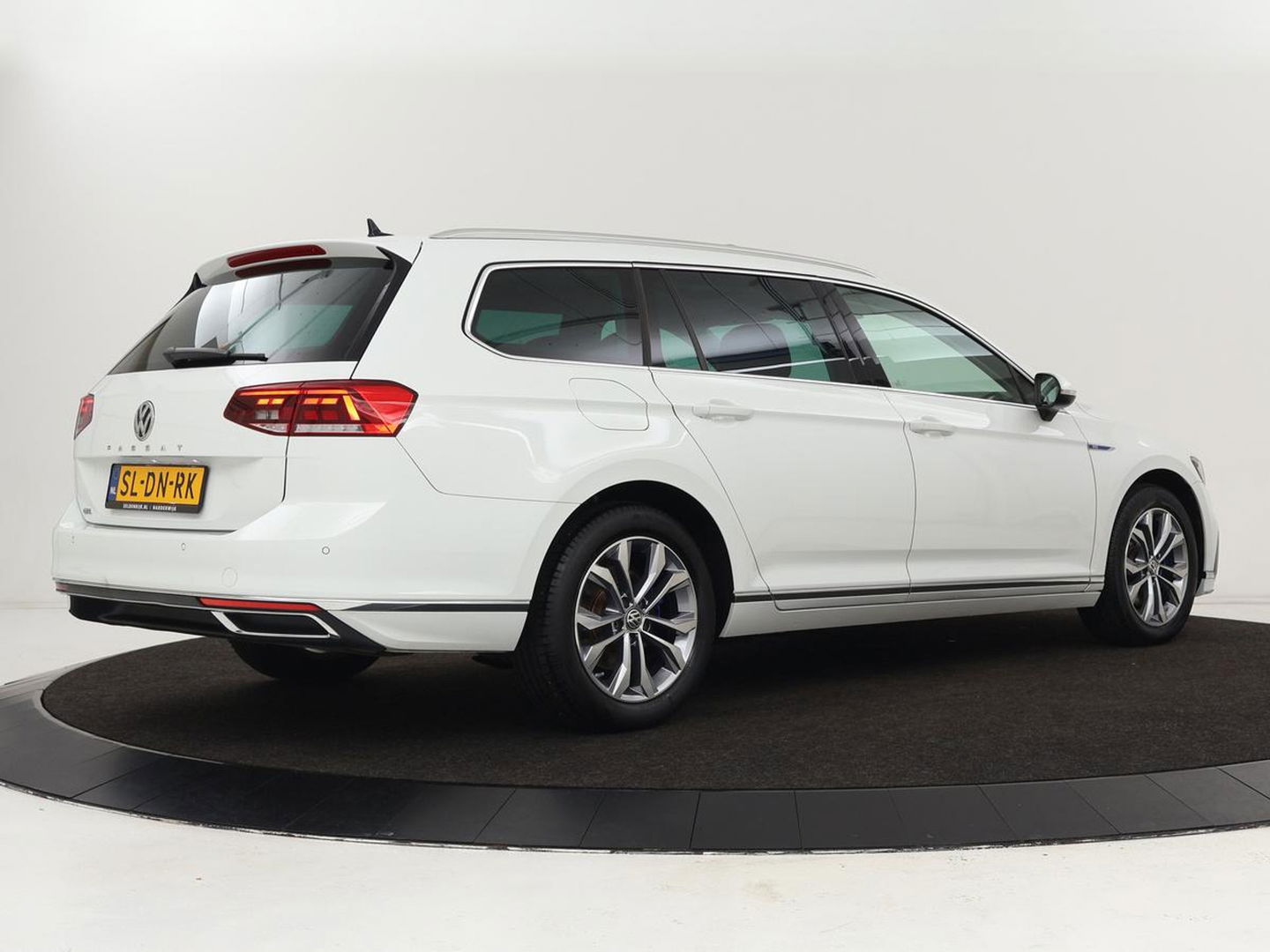 Volkswagen Passat 1.4 TSI PHEV GTE | Panoramadak | Stoelverwarming | Trekhaak | Camera | Adaptive cruise | Matrix LED | Carplay | Navigatie