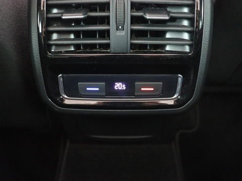 Volkswagen Passat 1.4 TSI PHEV GTE | Panoramadak | Stoelverwarming | Trekhaak | Camera | Adaptive cruise | Matrix LED | Carplay | Navigatie
