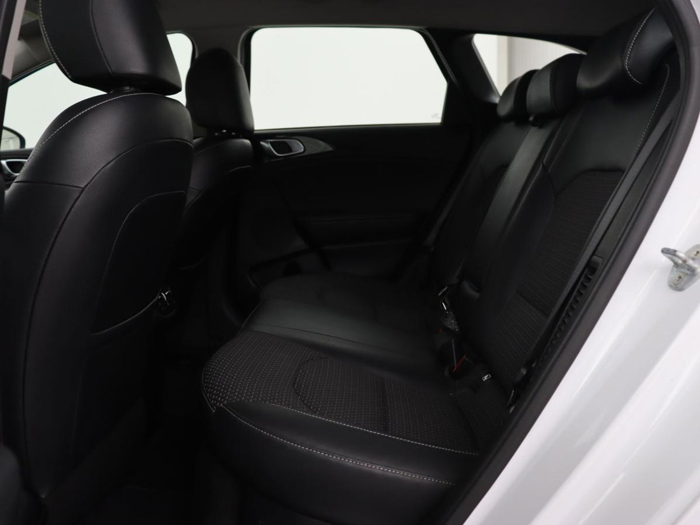 Kia Ceed 1.6 GDI PHEV DynamicPlusLine | Stoel & stuurverwarming | Adaptive cruise | Memory | Camera | Carplay | Full LED | Achterbankverwarming | Navigatie | Keyless