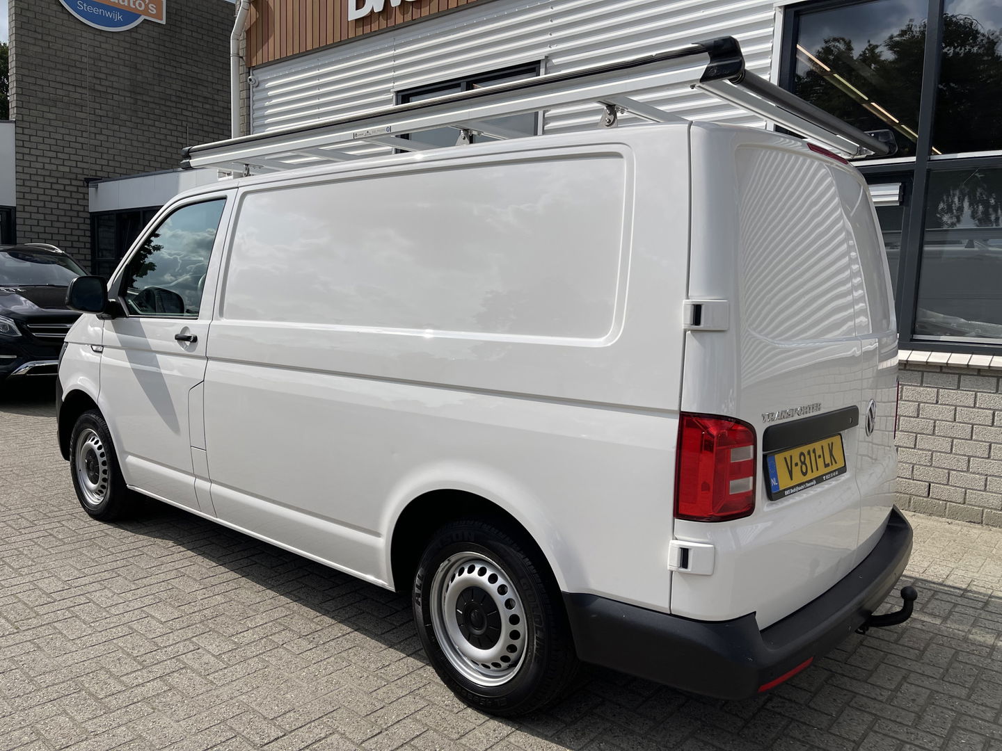 Volkswagen Transporter 2.0 TDI 102pk L1H1 Trendline / vaste prijs rijklaar € 14.950 ex btw / lease vanaf € 329 / airco / cruise / bijrijdersbank / imperial / ingerichte laadruimte met sloten !