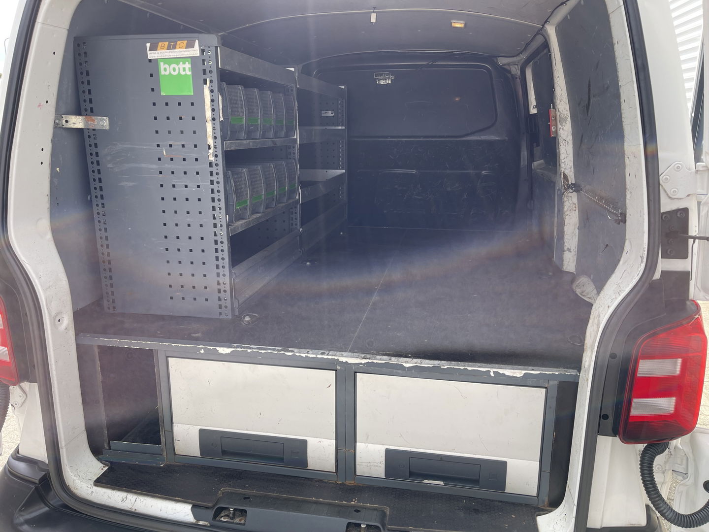 Volkswagen Transporter 2.0 TDI 102pk L1H1 Trendline / vaste prijs rijklaar € 14.950 ex btw / lease vanaf € 329 / airco / cruise / bijrijdersbank / imperial / ingerichte laadruimte met sloten !