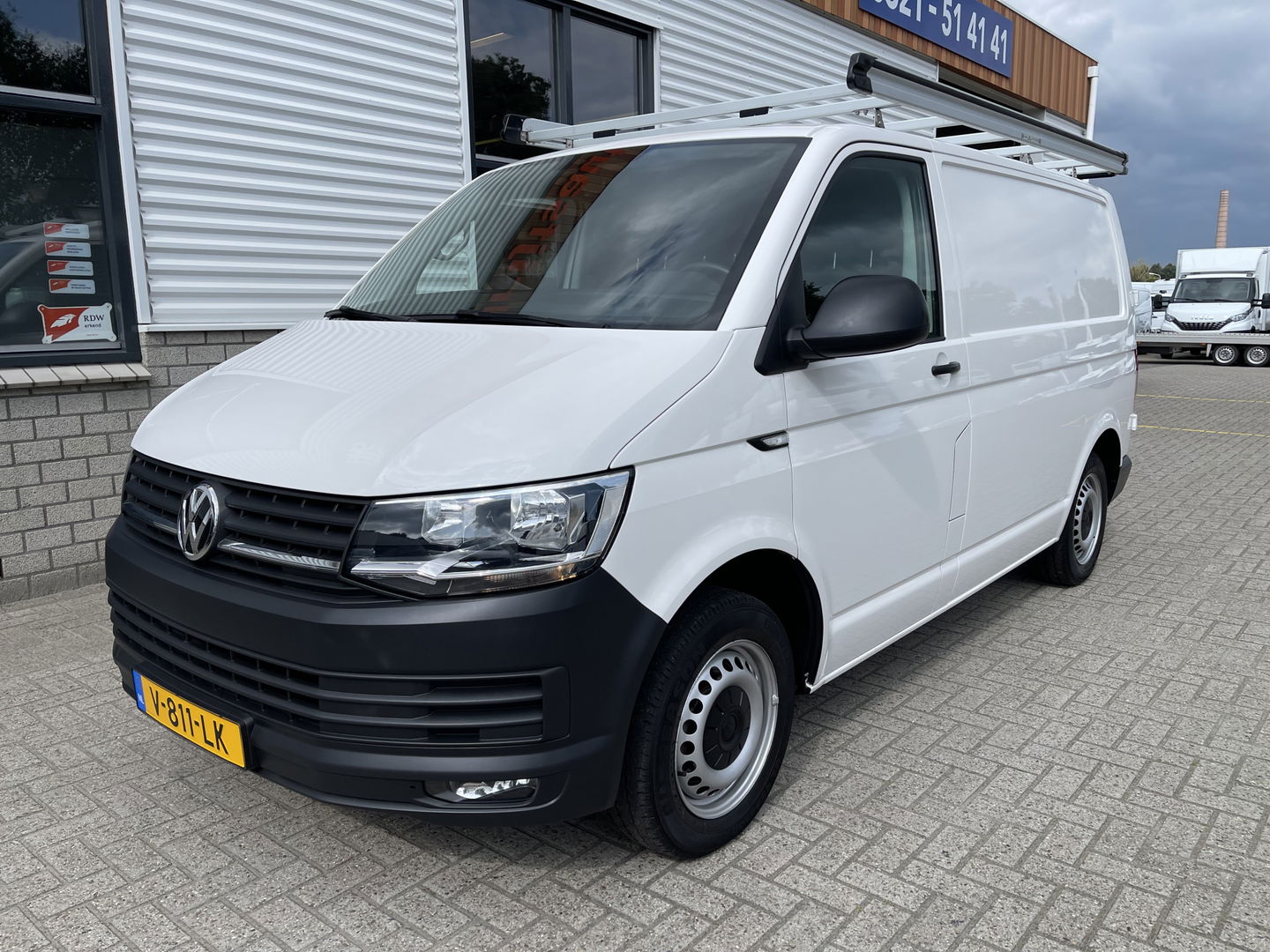 Volkswagen Transporter 2.0 TDI 102pk L1H1 Trendline / vaste prijs rijklaar € 14.950 ex btw / lease vanaf € 329 / airco / cruise / bijrijdersbank / imperial / ingerichte laadruimte met sloten !
