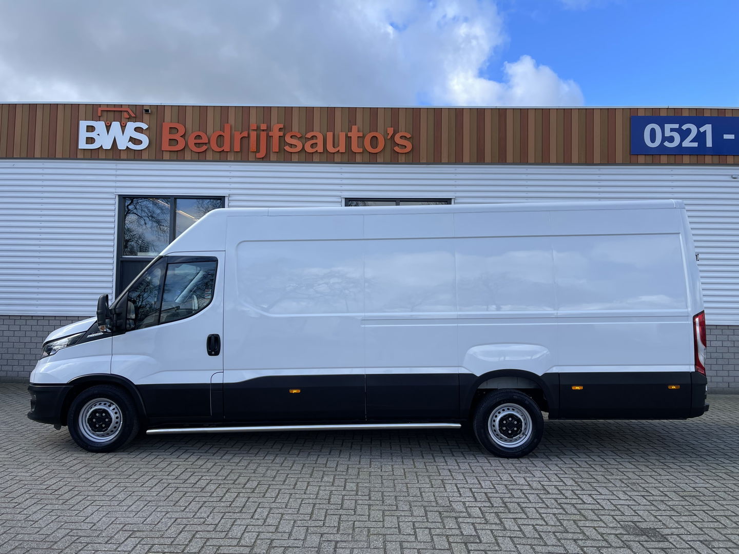 Iveco Daily 35S14V 2.3 410 automaat L4H2 ( L3H2 ) / vaste prijs rijklaar € 23.950 ex btw / lease vanaf € 428 / airco / cruise control / trekhaak 3500 kg / laadruimte 475 cm lang !