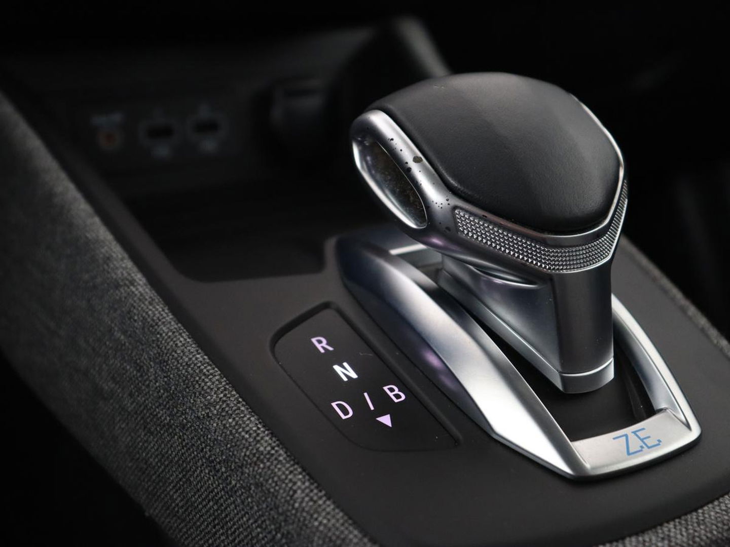Renault ZOE R135 Intens Business 52 kWh | Stoel & stuurverwarming | Warmtepomp | Half leder | Carplay | Full LED | Keyless | Camera | Navigatie | Digital Cockpit | Climate control