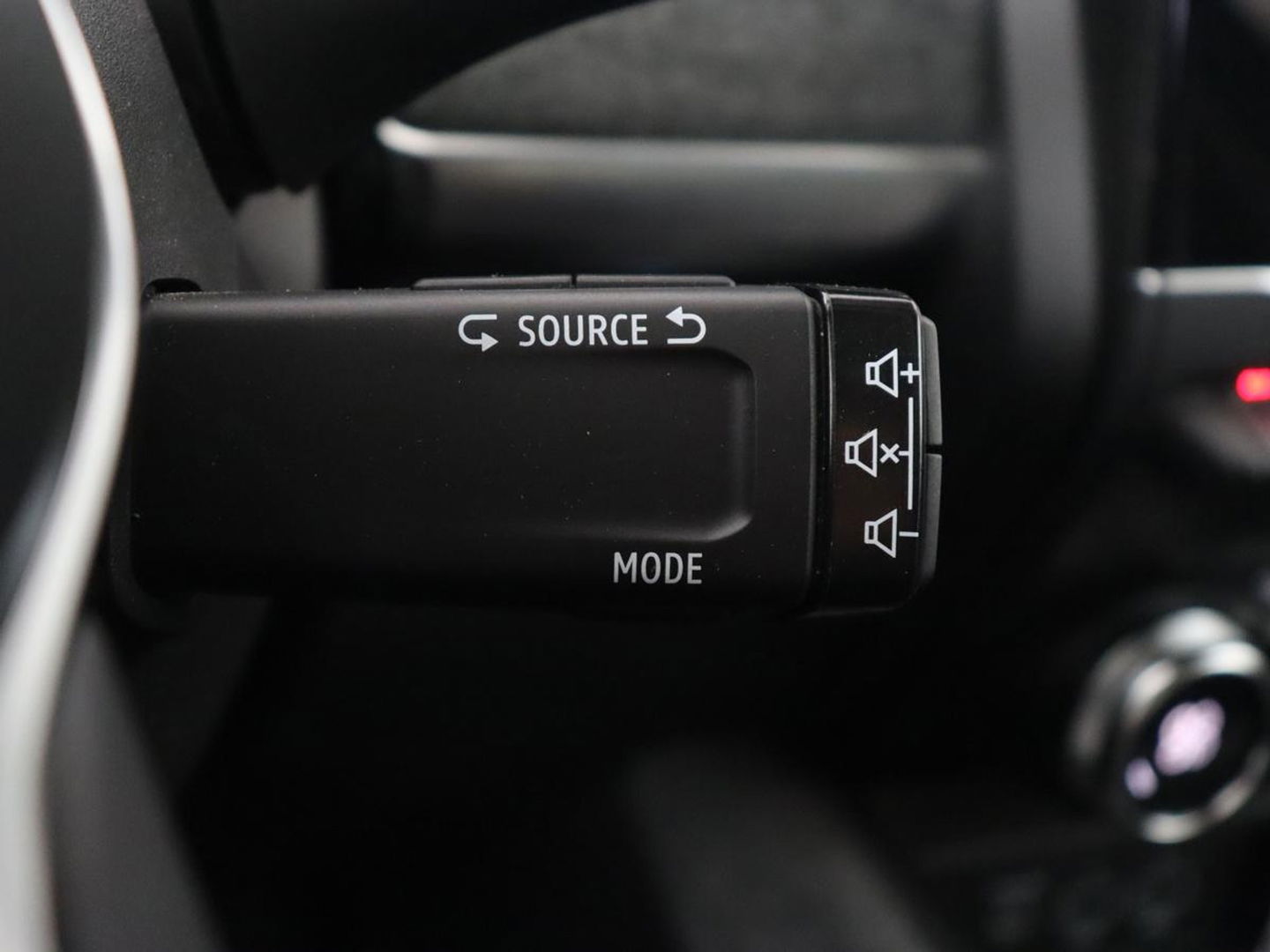 Renault ZOE R135 Intens Business 52 kWh | Stoel & stuurverwarming | Warmtepomp | Half leder | Carplay | Full LED | Keyless | Camera | Navigatie | Digital Cockpit | Climate control