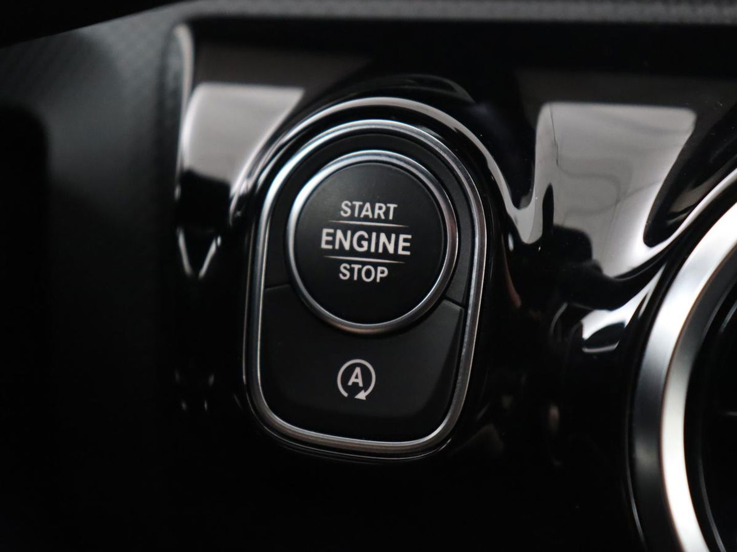 Mercedes-Benz A-Klasse 180 AMG Night Upgrade | Camera | Widescreen | Stoelverwarming | Full LED | Park Assist | Navigatie | Alcantara