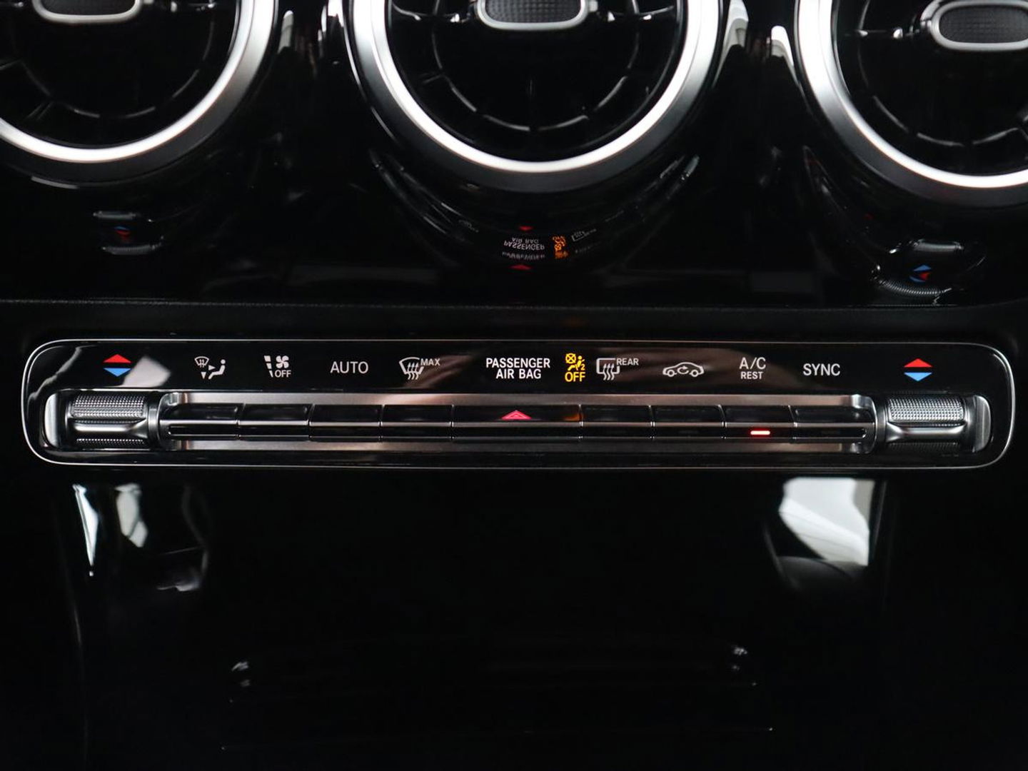 Mercedes-Benz A-Klasse 180 AMG Night Upgrade | Camera | Widescreen | Stoelverwarming | Full LED | Park Assist | Navigatie | Alcantara