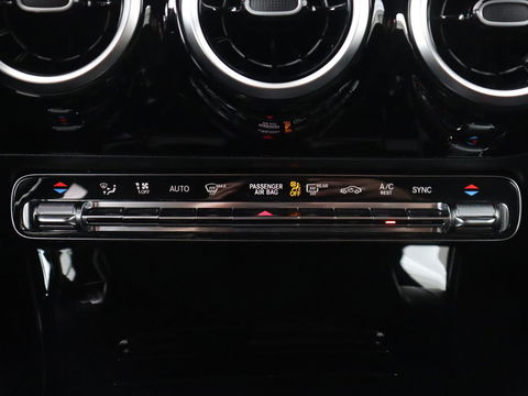 Mercedes-Benz A-Klasse 180 AMG Night Upgrade | Camera | Widescreen | Stoelverwarming | Full LED | Park Assist | Navigatie | Alcantara