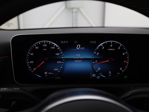 Mercedes-Benz A-Klasse 180 AMG Night Upgrade | Camera | Widescreen | Stoelverwarming | Full LED | Park Assist | Navigatie | Alcantara