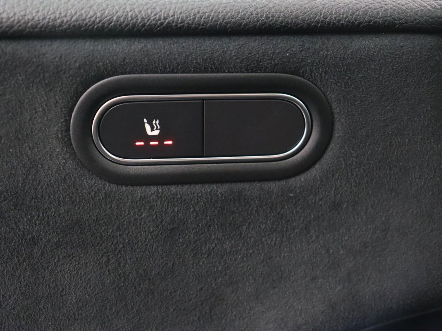 Mercedes-Benz A-Klasse 180 AMG Night Upgrade | Camera | Widescreen | Stoelverwarming | Full LED | Park Assist | Navigatie | Alcantara