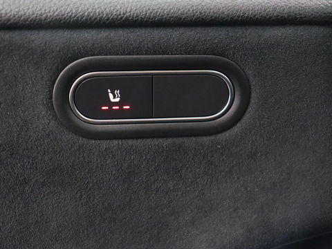 Mercedes-Benz A-Klasse 180 AMG Night Upgrade | Camera | Widescreen | Stoelverwarming | Full LED | Park Assist | Navigatie | Alcantara