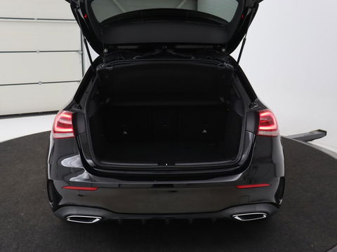 Mercedes-Benz A-Klasse 180 AMG Night Upgrade | Camera | Widescreen | Stoelverwarming | Full LED | Park Assist | Navigatie | Alcantara
