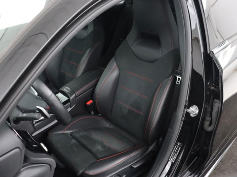 Mercedes-Benz A-Klasse 180 AMG Night Upgrade | Camera | Widescreen | Stoelverwarming | Full LED | Park Assist | Navigatie | Alcantara