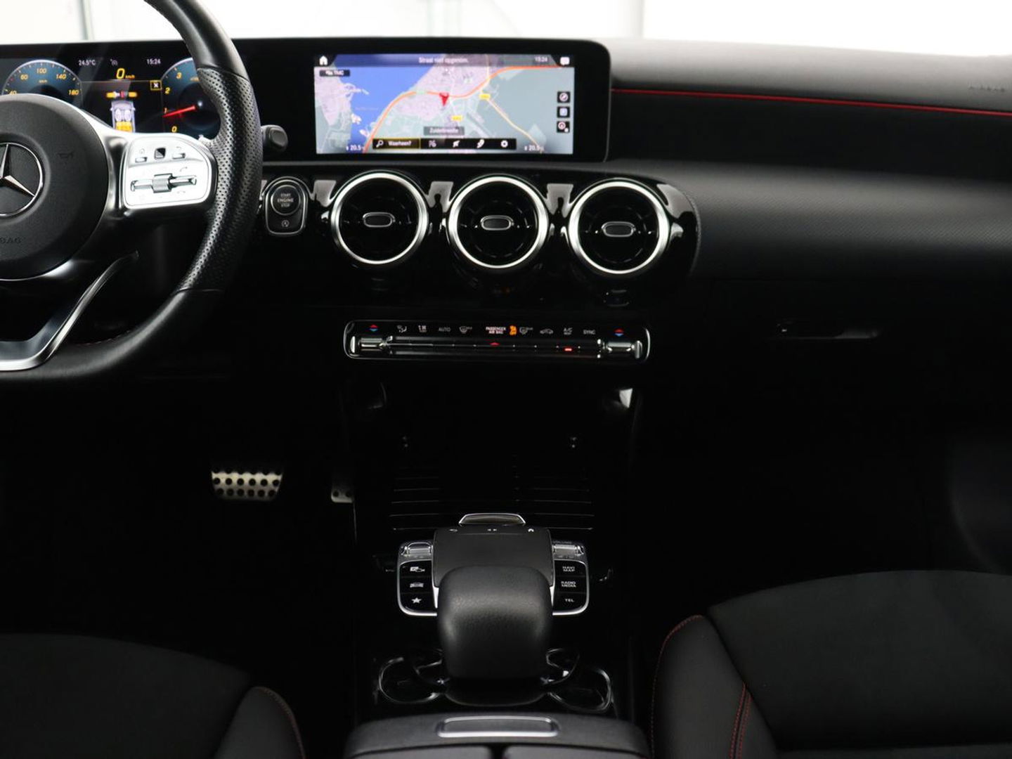 Mercedes-Benz A-Klasse 180 AMG Night Upgrade | Camera | Widescreen | Stoelverwarming | Full LED | Park Assist | Navigatie | Alcantara