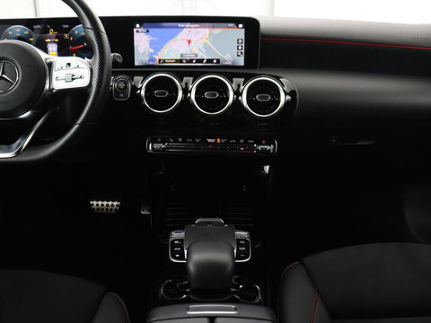Mercedes-Benz A-Klasse 180 AMG Night Upgrade | Camera | Widescreen | Stoelverwarming | Full LED | Park Assist | Navigatie | Alcantara