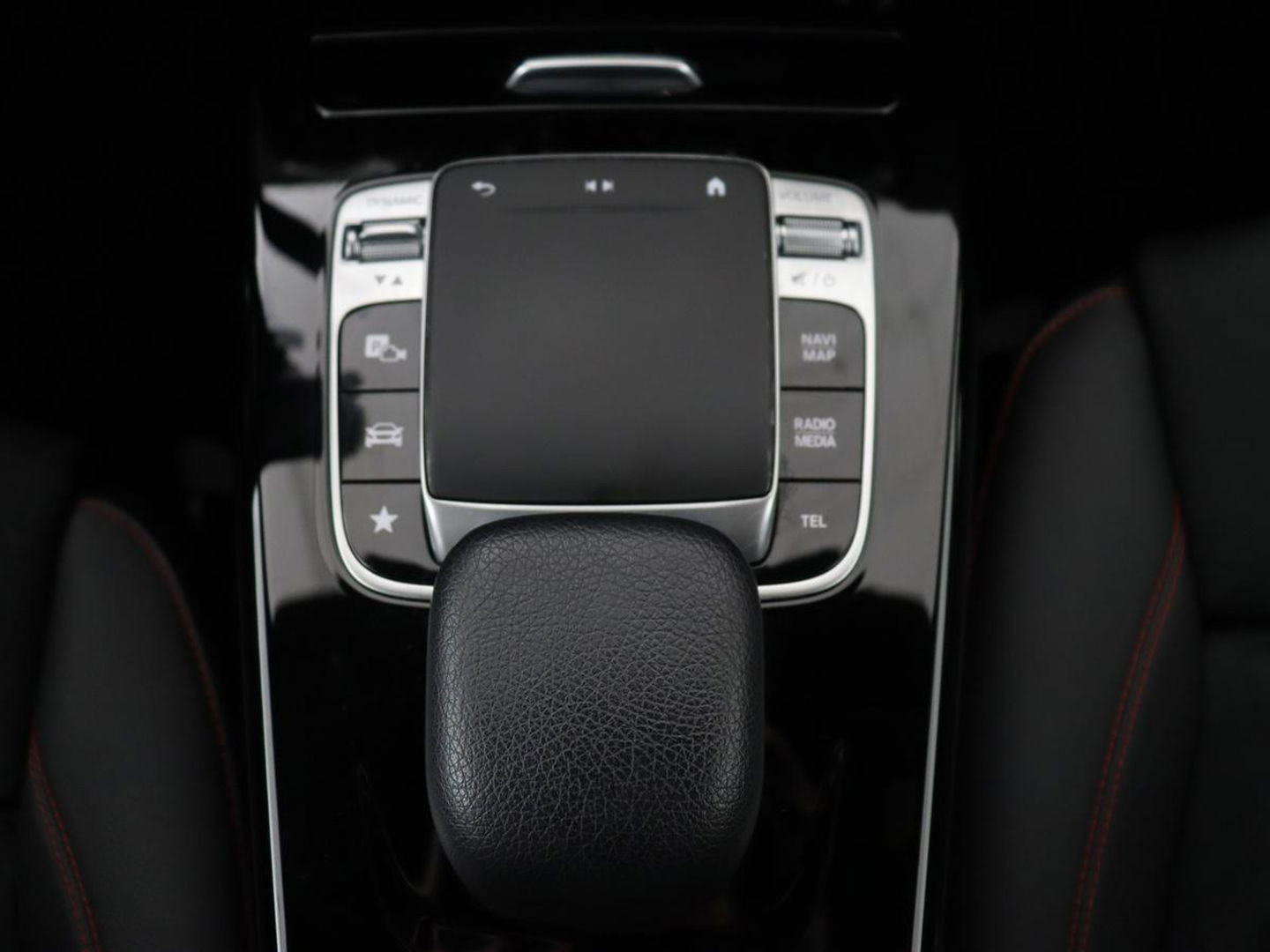 Mercedes-Benz A-Klasse 180 AMG Night Upgrade | Camera | Widescreen | Stoelverwarming | Full LED | Park Assist | Navigatie | Alcantara