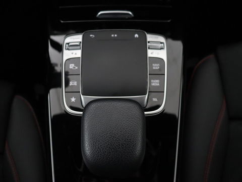 Mercedes-Benz A-Klasse 180 AMG Night Upgrade | Camera | Widescreen | Stoelverwarming | Full LED | Park Assist | Navigatie | Alcantara