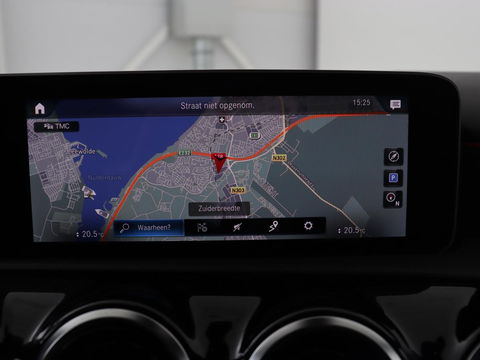 Mercedes-Benz A-Klasse 180 AMG Night Upgrade | Camera | Widescreen | Stoelverwarming | Full LED | Park Assist | Navigatie | Alcantara