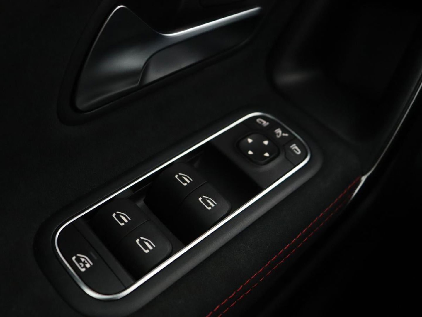 Mercedes-Benz A-Klasse 180 AMG Night Upgrade | Camera | Widescreen | Stoelverwarming | Full LED | Park Assist | Navigatie | Alcantara
