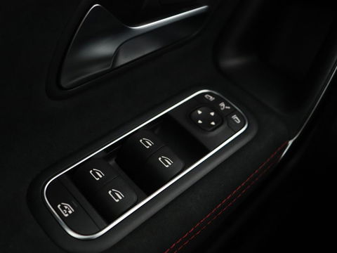 Mercedes-Benz A-Klasse 180 AMG Night Upgrade | Camera | Widescreen | Stoelverwarming | Full LED | Park Assist | Navigatie | Alcantara