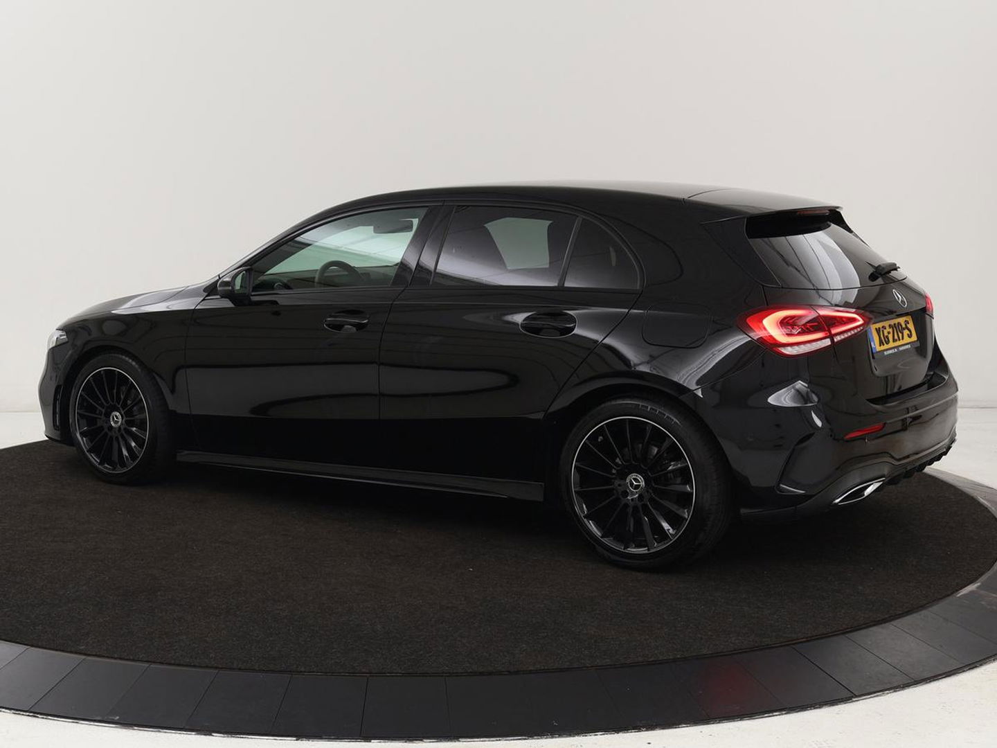 Mercedes-Benz A-Klasse 180 AMG Night Upgrade | Camera | Widescreen | Stoelverwarming | Full LED | Park Assist | Navigatie | Alcantara