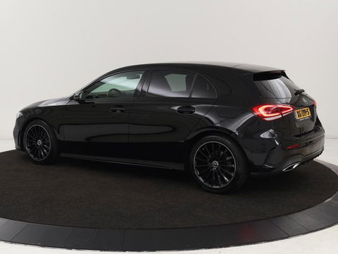 Mercedes-Benz A-Klasse 180 AMG Night Upgrade | Camera | Widescreen | Stoelverwarming | Full LED | Park Assist | Navigatie | Alcantara