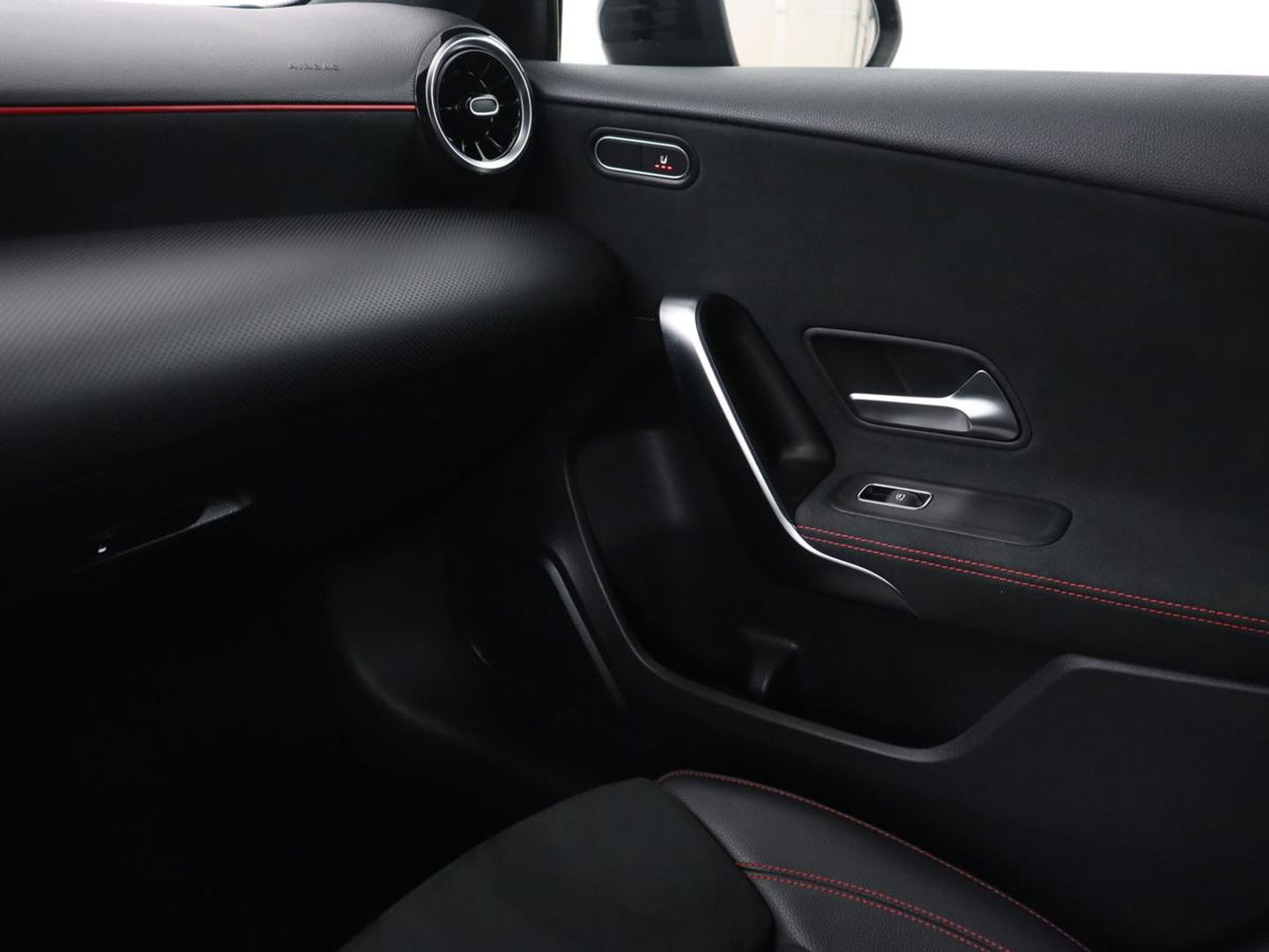 Mercedes-Benz A-Klasse 180 AMG Night Upgrade | Camera | Widescreen | Stoelverwarming | Full LED | Park Assist | Navigatie | Alcantara