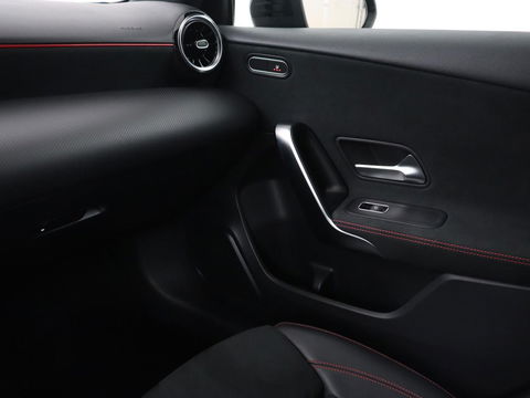 Mercedes-Benz A-Klasse 180 AMG Night Upgrade | Camera | Widescreen | Stoelverwarming | Full LED | Park Assist | Navigatie | Alcantara