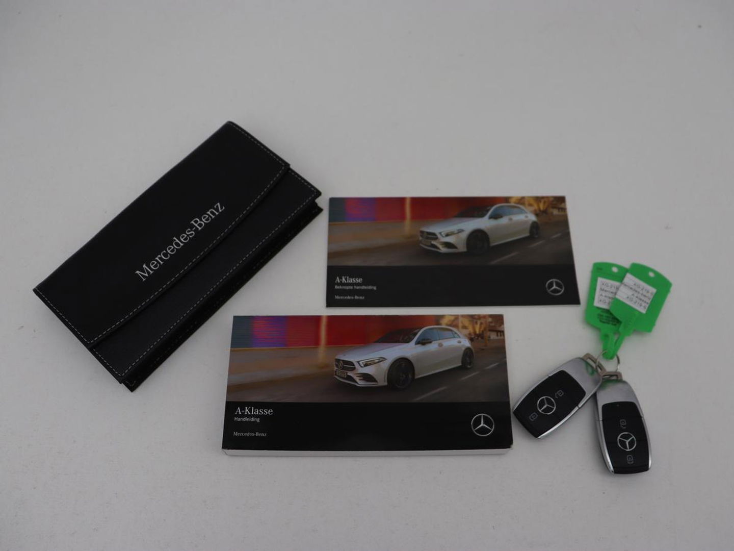 Mercedes-Benz A-Klasse 180 AMG Night Upgrade | Camera | Widescreen | Stoelverwarming | Full LED | Park Assist | Navigatie | Alcantara