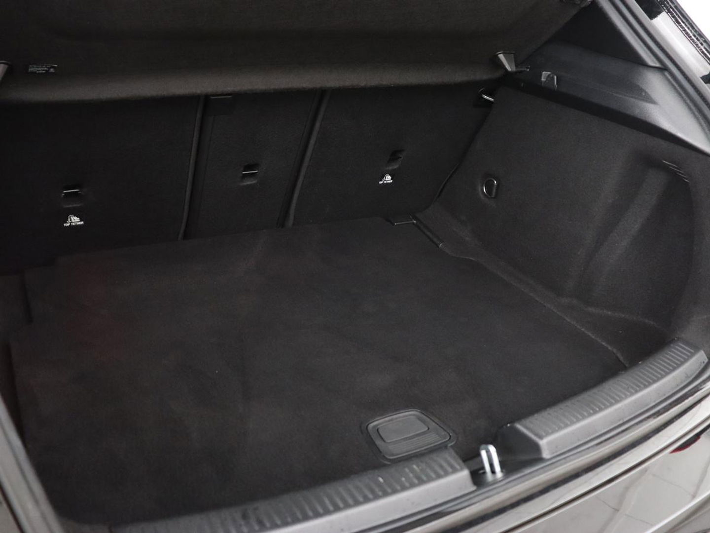 Mercedes-Benz A-Klasse 180 AMG Night Upgrade | Camera | Widescreen | Stoelverwarming | Full LED | Park Assist | Navigatie | Alcantara