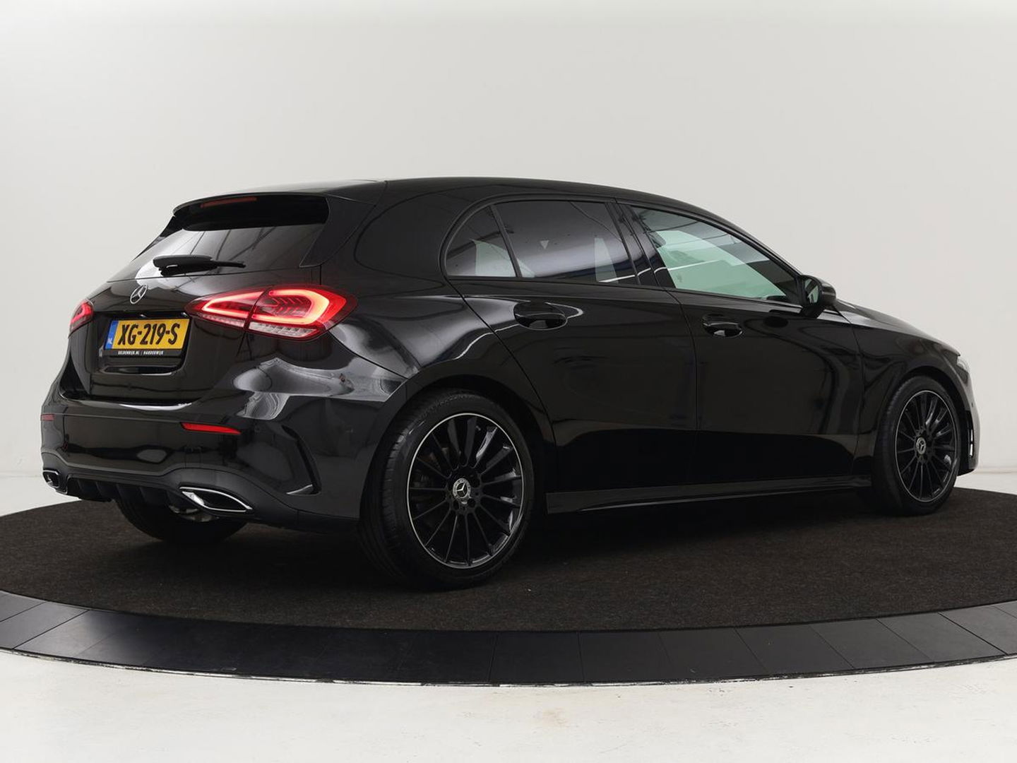 Mercedes-Benz A-Klasse 180 AMG Night Upgrade | Camera | Widescreen | Stoelverwarming | Full LED | Park Assist | Navigatie | Alcantara
