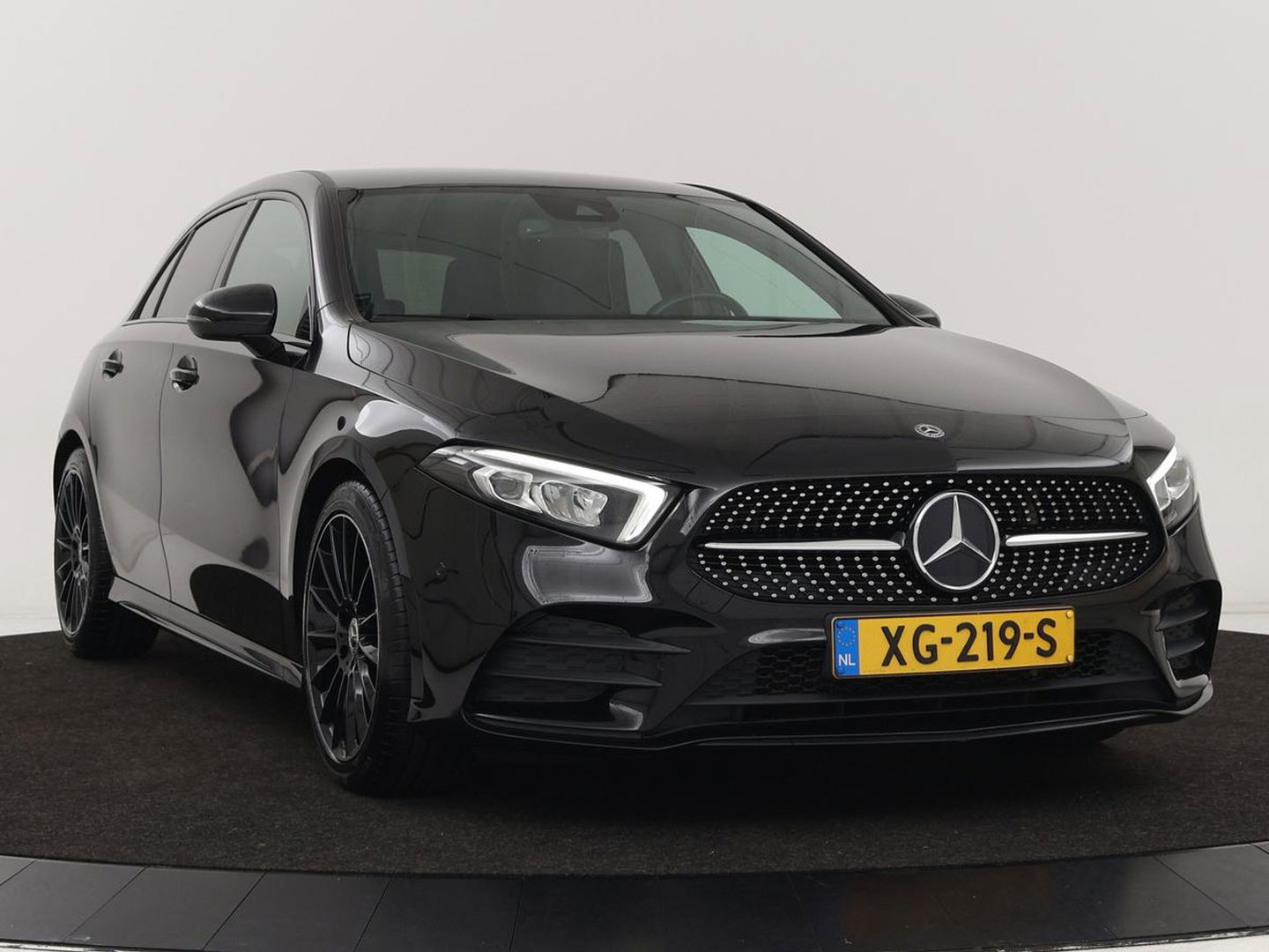Mercedes-Benz A-Klasse 180 AMG Night Upgrade | Camera | Widescreen | Stoelverwarming | Full LED | Park Assist | Navigatie | Alcantara