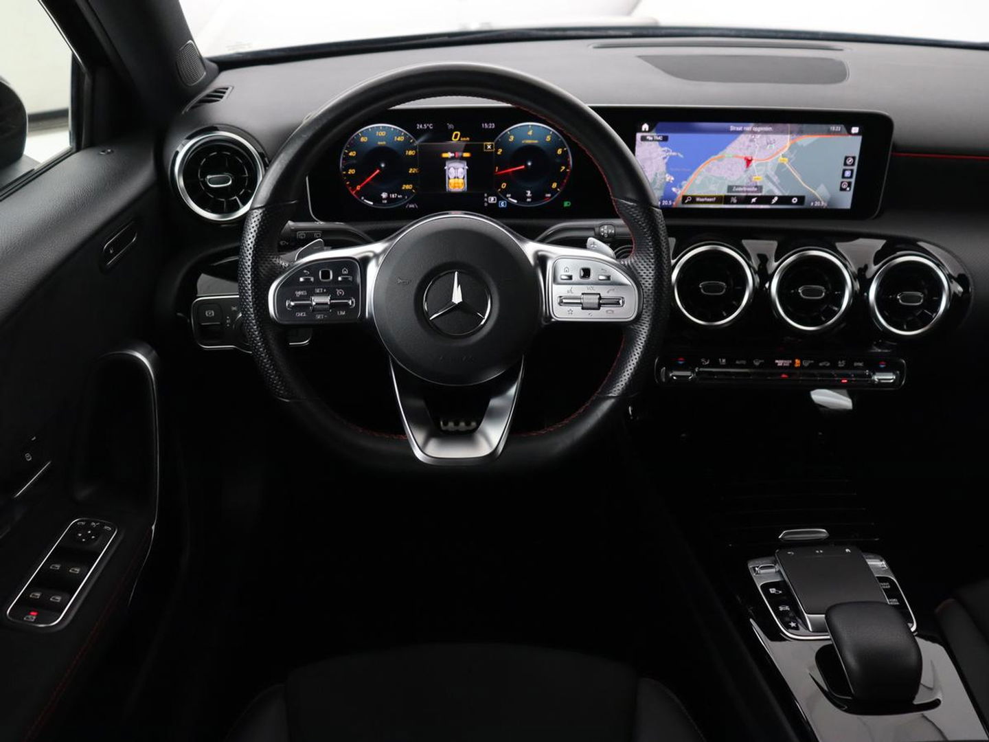 Mercedes-Benz A-Klasse 180 AMG Night Upgrade | Camera | Widescreen | Stoelverwarming | Full LED | Park Assist | Navigatie | Alcantara