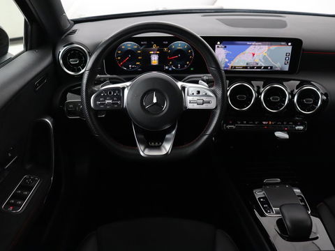 Mercedes-Benz A-Klasse 180 AMG Night Upgrade | Camera | Widescreen | Stoelverwarming | Full LED | Park Assist | Navigatie | Alcantara