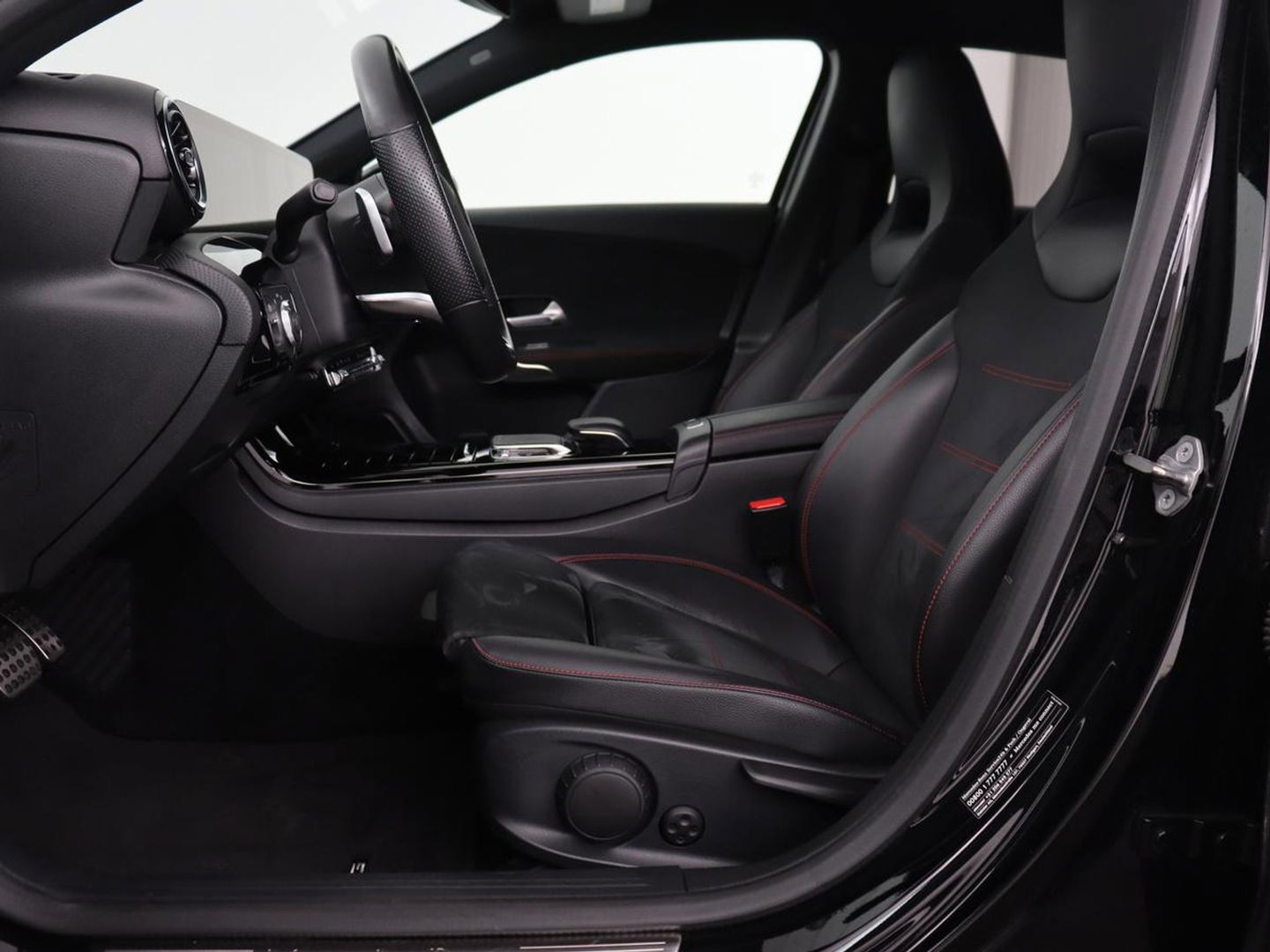 Mercedes-Benz A-Klasse 180 AMG Night Upgrade | Camera | Widescreen | Stoelverwarming | Full LED | Park Assist | Navigatie | Alcantara