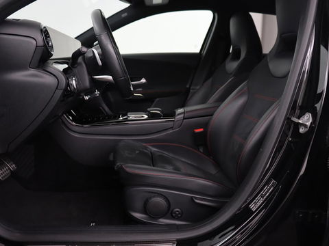 Mercedes-Benz A-Klasse 180 AMG Night Upgrade | Camera | Widescreen | Stoelverwarming | Full LED | Park Assist | Navigatie | Alcantara